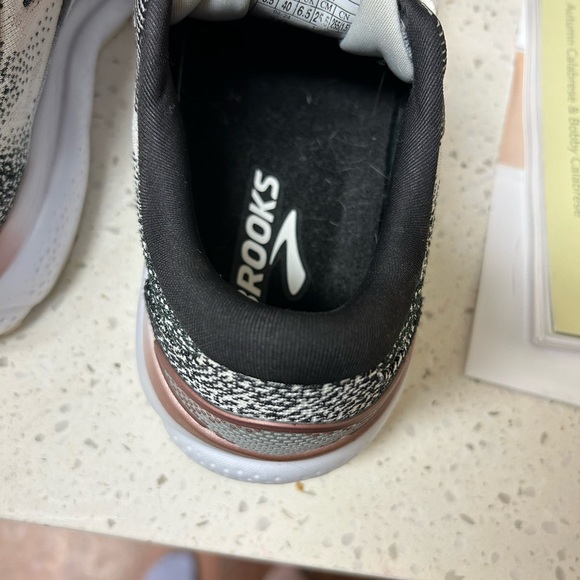 White/pink/black brooks. - Picture 4 of 6